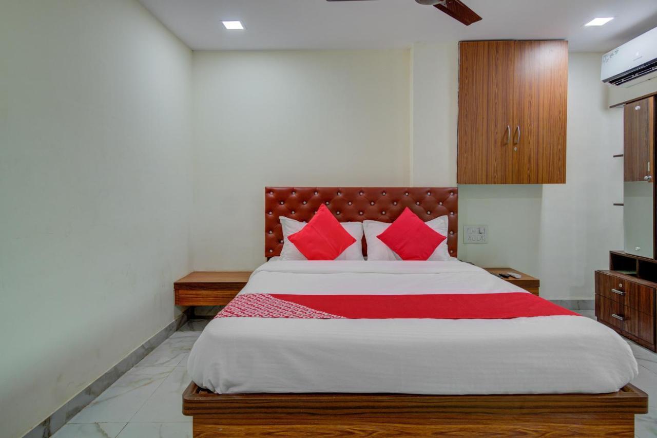 Sasupāda Oyo 67979 Hotel Hollywood Park מראה חיצוני תמונה